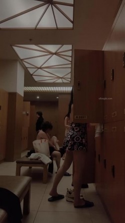 【少女时代】 ️潜入洗浴中心更衣室偷拍两个极品身材颜值的美女换了泳衣后别具诱惑 截图15