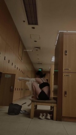 【少女时代】 ️潜入洗浴中心更衣室偷拍两个极品身材颜值的美女换了泳衣后别具诱惑 截图16