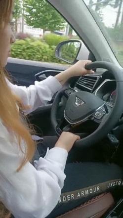 野狼出击带女徒弟户外车震，全程露脸大奶子小骚逼舔的淫水直流，口交大鸡巴在车上各种抽插爆草浪荡呻吟刺激 截图4