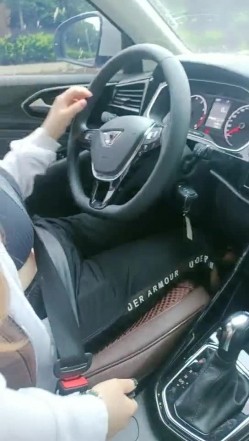 野狼出击带女徒弟户外车震，全程露脸大奶子小骚逼舔的淫水直流，口交大鸡巴在车上各种抽插爆草浪荡呻吟刺激 截图6