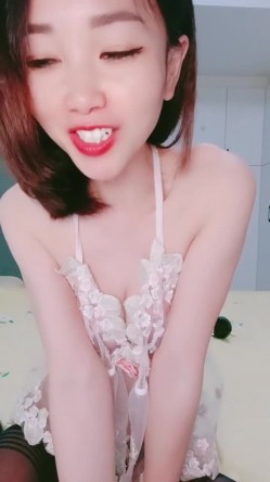碎花裙子小虎牙妹子勾引头套男露脸口交啪啪女上位打桩，满嘴淫语 截图3
