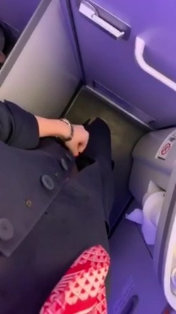【最爱空姐】东航南航空姐空中的那些疯狂事 卫生间偷情啪啪 后入猛操 跪舔口爱 制服诱惑 丝袜美腿 截图1
