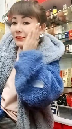 晚风吹人醒 ️【肥姐】风骚杂货店板娘! 透明装诱惑男顾客 ️勾引进小屋性爱啪啪！ 截图1