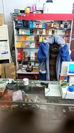 晚风吹人醒 ️【肥姐】风骚杂货店板娘! 透明装诱惑男顾客 ️勾引进小屋性爱啪啪！ 截图7