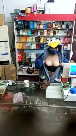 晚风吹人醒 ️【肥姐】风骚杂货店板娘! 透明装诱惑男顾客 ️勾引进小屋性爱啪啪！ 截图8