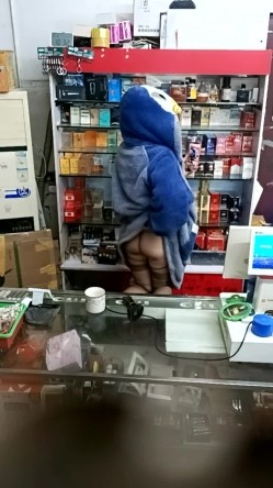 晚风吹人醒 ️【肥姐】风骚杂货店板娘! 透明装诱惑男顾客 ️勾引进小屋性爱啪啪！ 截图9