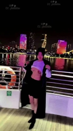 微胖广州X女神-pickkku-超大胆露出尝试,飞机上、艺术馆路人边上露奶 截图1