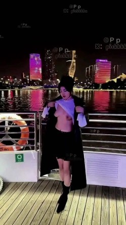 微胖广州X女神-pickkku-超大胆露出尝试,飞机上、艺术馆路人边上露奶 截图2
