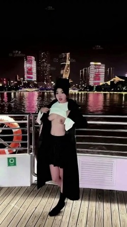 微胖广州X女神-pickkku-超大胆露出尝试,飞机上、艺术馆路人边上露奶 截图6