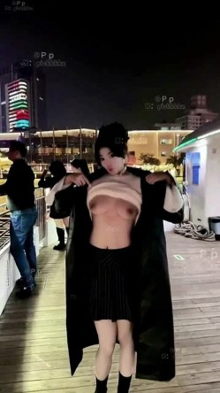 微胖广州X女神-pickkku-超大胆露出尝试,飞机上、艺术馆路人边上露奶 截图9