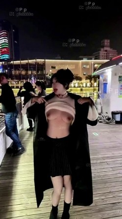 微胖广州X女神-pickkku-超大胆露出尝试,飞机上、艺术馆路人边上露奶 截图10