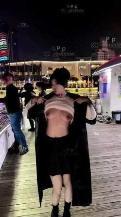微胖广州X女神-pickkku-超大胆露出尝试,飞机上、艺术馆路人边上露奶 截图11