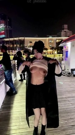 微胖广州X女神-pickkku-超大胆露出尝试,飞机上、艺术馆路人边上露奶 截图12