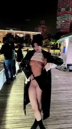 微胖广州X女神-pickkku-超大胆露出尝试,飞机上、艺术馆路人边上露奶 截图14