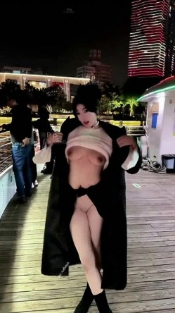 微胖广州X女神-pickkku-超大胆露出尝试,飞机上、艺术馆路人边上露奶 截图15
