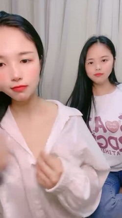 气质酒窝美女！姐妹花长得很像！大奶肥臀互揉，翘起屁股假屌后入，骑坐深插骚穴表情很爽 截图1