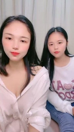 气质酒窝美女！姐妹花长得很像！大奶肥臀互揉，翘起屁股假屌后入，骑坐深插骚穴表情很爽 截图2