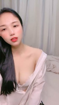 气质酒窝美女！姐妹花长得很像！大奶肥臀互揉，翘起屁股假屌后入，骑坐深插骚穴表情很爽 截图4