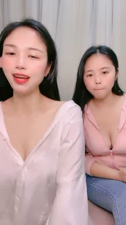 气质酒窝美女！姐妹花长得很像！大奶肥臀互揉，翘起屁股假屌后入，骑坐深插骚穴表情很爽 截图5