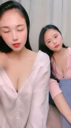 气质酒窝美女！姐妹花长得很像！大奶肥臀互揉，翘起屁股假屌后入，骑坐深插骚穴表情很爽 截图7