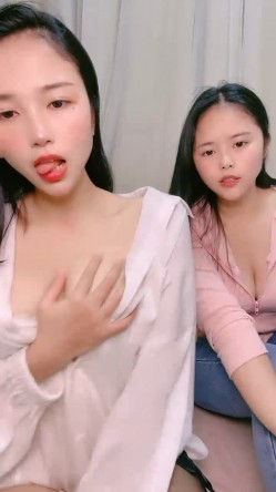 气质酒窝美女！姐妹花长得很像！大奶肥臀互揉，翘起屁股假屌后入，骑坐深插骚穴表情很爽 截图8