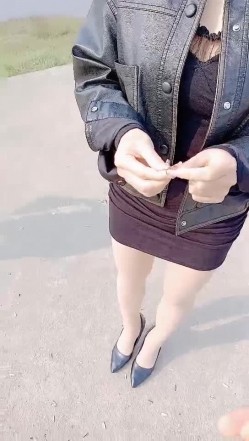 【剧情演绎】车内车震，稀疏的阴毛 淫荡的逼逼，大屌无套插入简直爽歪歪 截图1