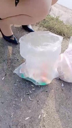 【剧情演绎】车内车震，稀疏的阴毛 淫荡的逼逼，大屌无套插入简直爽歪歪 截图3
