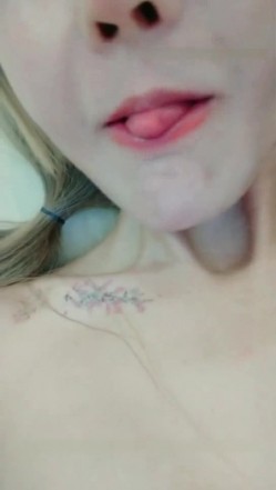 甜美可爱的骚气瑶瑶小妖精 女上位使劲地摇呀摇 还用跳蛋塞到了自己的菊花里做爱 最后还被内射到粉粉的小穴里 截图12
