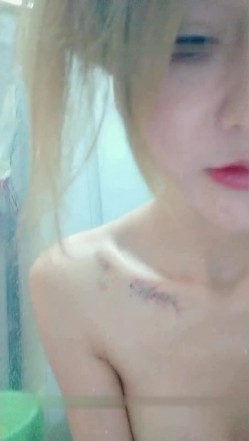 甜美可爱的骚气瑶瑶小妖精 女上位使劲地摇呀摇 还用跳蛋塞到了自己的菊花里做爱 最后还被内射到粉粉的小穴里 截图15