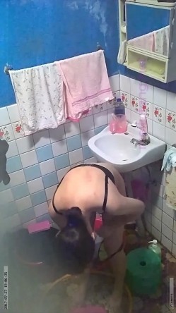 偷拍朋友可爱表妹洗澡,全裸出境 截图2