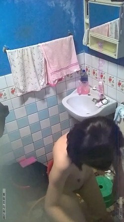 偷拍朋友可爱表妹洗澡,全裸出境 截图3