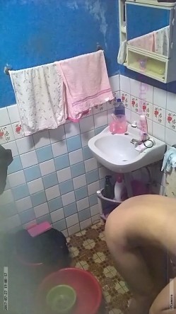 偷拍朋友可爱表妹洗澡,全裸出境 截图5
