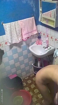 偷拍朋友可爱表妹洗澡,全裸出境 截图6