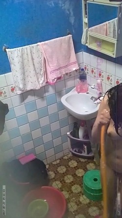 偷拍朋友可爱表妹洗澡,全裸出境 截图10
