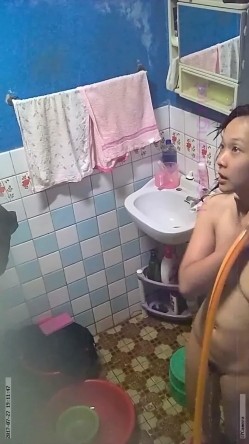 偷拍朋友可爱表妹洗澡,全裸出境 截图11
