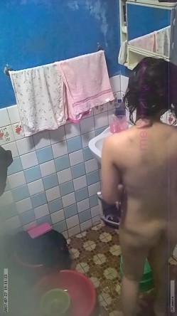 偷拍朋友可爱表妹洗澡,全裸出境 截图12