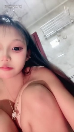 嫩妹【菲菲每天都饿】少女之心 携闺蜜一起 全裸自慰秀 极品身材大奶嫩穴 高能无尿点 截图2