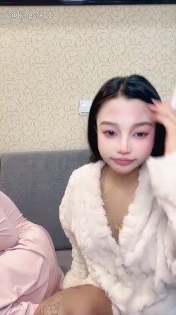 嫩妹【菲菲每天都饿】少女之心 携闺蜜一起 全裸自慰秀 极品身材大奶嫩穴 高能无尿点 截图3