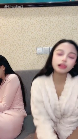 嫩妹【菲菲每天都饿】少女之心 携闺蜜一起 全裸自慰秀 极品身材大奶嫩穴 高能无尿点 截图4