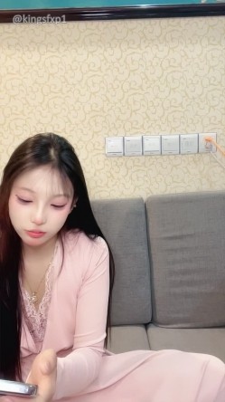 嫩妹【菲菲每天都饿】少女之心 携闺蜜一起 全裸自慰秀 极品身材大奶嫩穴 高能无尿点 截图5