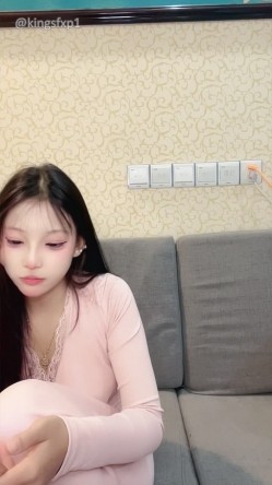 嫩妹【菲菲每天都饿】少女之心 携闺蜜一起 全裸自慰秀 极品身材大奶嫩穴 高能无尿点 截图6