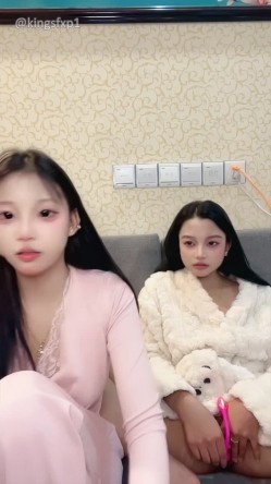 嫩妹【菲菲每天都饿】少女之心 携闺蜜一起 全裸自慰秀 极品身材大奶嫩穴 高能无尿点 截图7