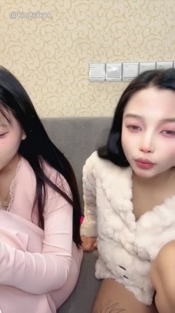 嫩妹【菲菲每天都饿】少女之心 携闺蜜一起 全裸自慰秀 极品身材大奶嫩穴 高能无尿点 截图8