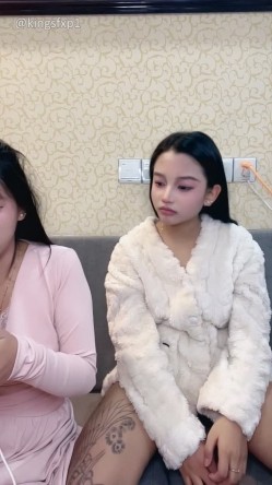 嫩妹【菲菲每天都饿】少女之心 携闺蜜一起 全裸自慰秀 极品身材大奶嫩穴 高能无尿点 截图10