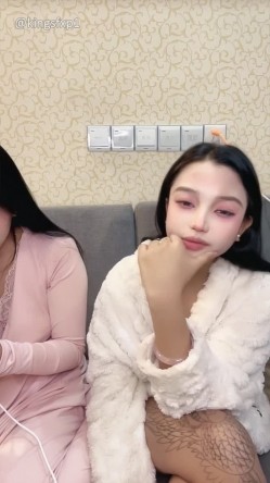 嫩妹【菲菲每天都饿】少女之心 携闺蜜一起 全裸自慰秀 极品身材大奶嫩穴 高能无尿点 截图12