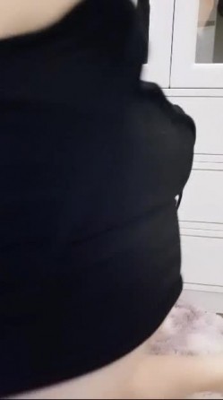身材苗条的骚货少妇 揉奶诱惑 椅子上用化妆刷摩擦阴蒂 撅着屁股后入式插进逼里 来回抽插 很诱人 截图8