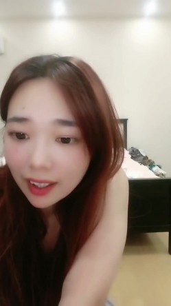 刚下海的小仙女，【小野马】，护士装，00后好身材大奶子，拿着玩具把自己捅 截图12