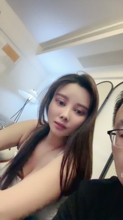 ️淫乱少妇【大哥玩不腻】少妇群P团队 淫乱群体新登场！ 截图5