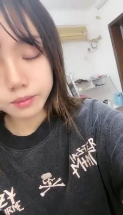 正宗校花！刚下海就被狂舔B~【玲玲】精子射满脸！爽，对男友彻底的服从，超赞值得一撸 截图1