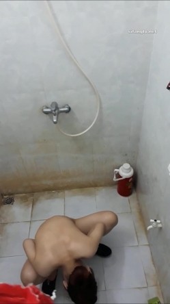 冒死爬气窗偷拍邻居家的少妇洗澡 最后被她发现了赶紧跑 截图2